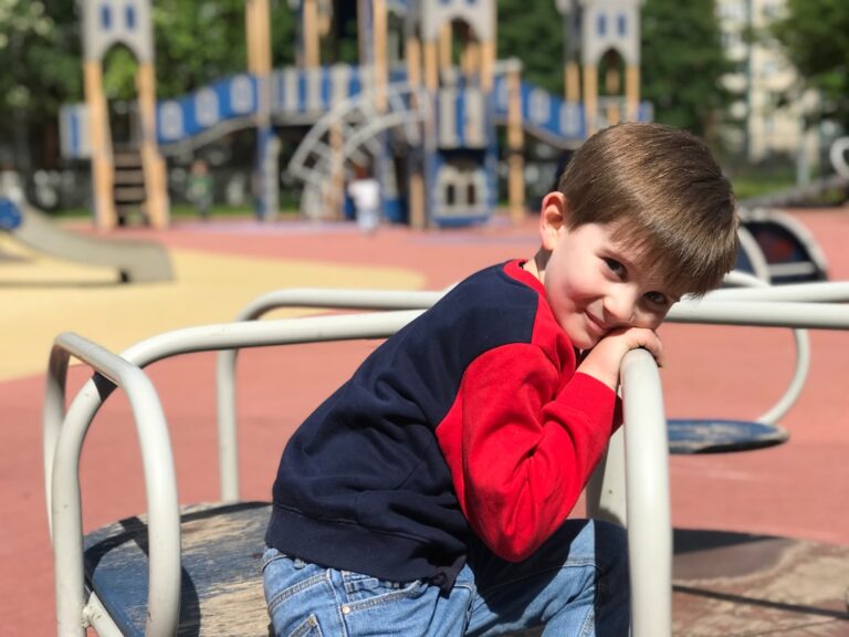 Un niño solo en el patio puede estar mostrando señales claras de que algo no funciona en su entorno escolar.
