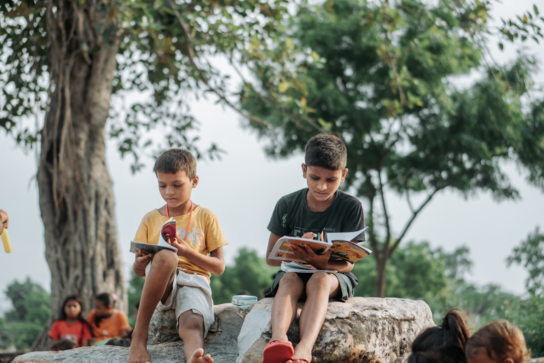 montessori vs aloha college marbella - Niños de diferentes nacionalidades leyendo juntos en un colegio bilingüe