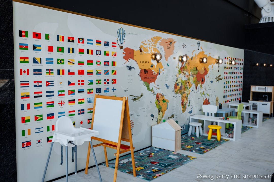 comparativa montessori aloha college - Aula moderna de un colegio internacional con luz natural