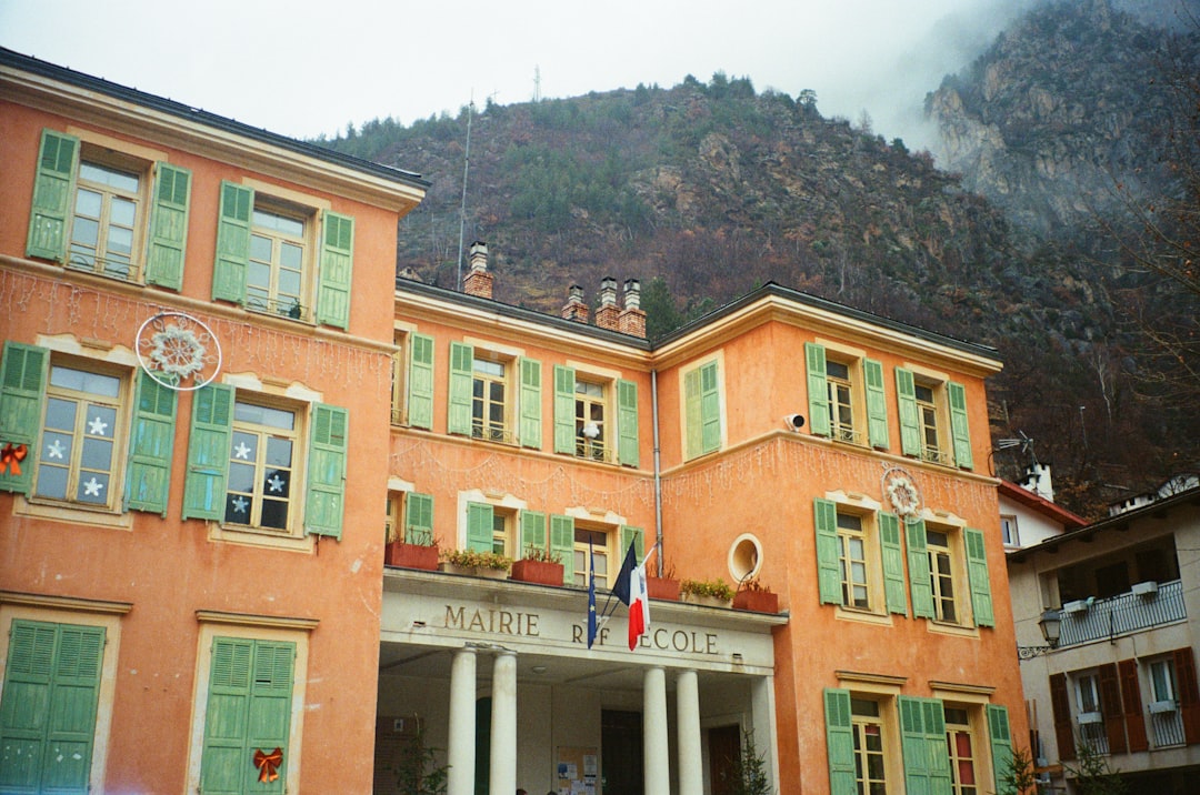 colegio Montessori frente a Laude - El niño elige su trabajo dentro del ambiente preparado