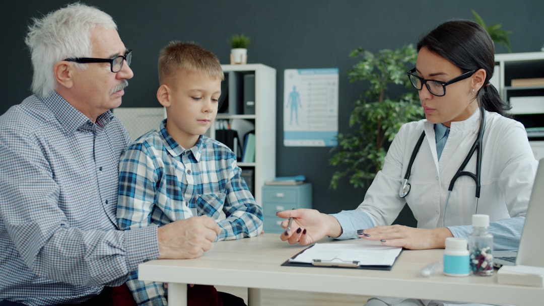 pediatra bilingüe en nueva andalucía marbella - La comunicación clara entre médico y familia es esencial.
