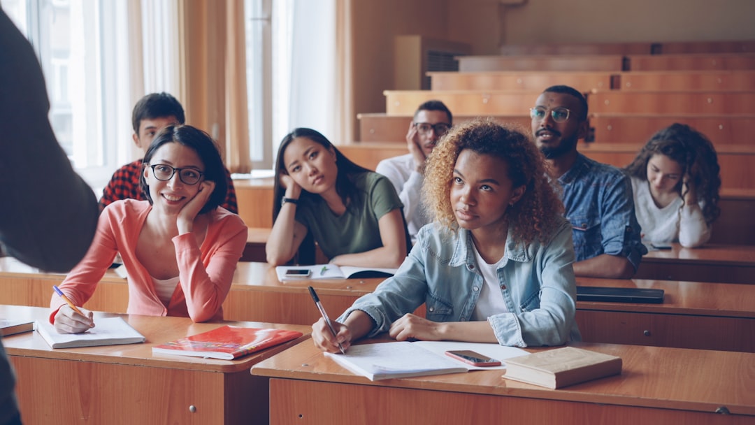 apoyo psicológico niños bilingües - Niño expresando sus emociones en un aula multicultural