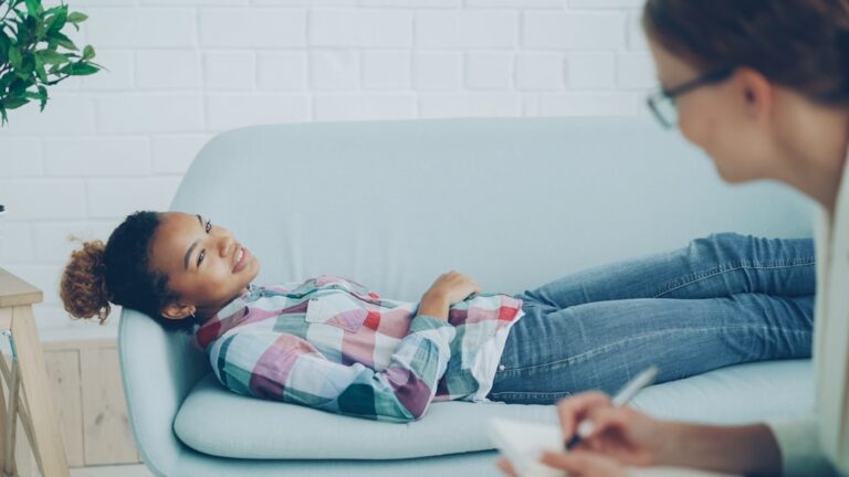 Sesión con un psicólogo infantil bilingüe