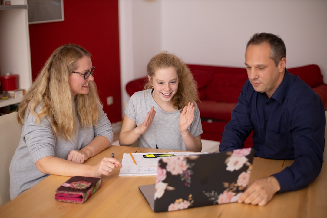 psicólogo infantil bilingüe en marbella - Familia internacional conversando sobre emociones