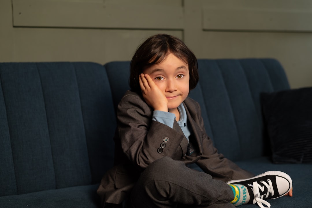 psicólogo infantil en inglés y español - Niño en un entorno bilingüe tranquilo