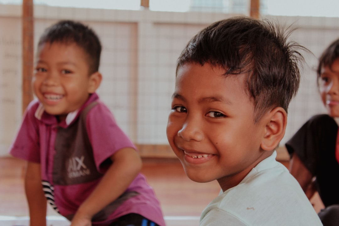 psicólogo infantil en inglés - Guía Montessori acompañando la inteligencia emocional en un aula de Casa de Niños.