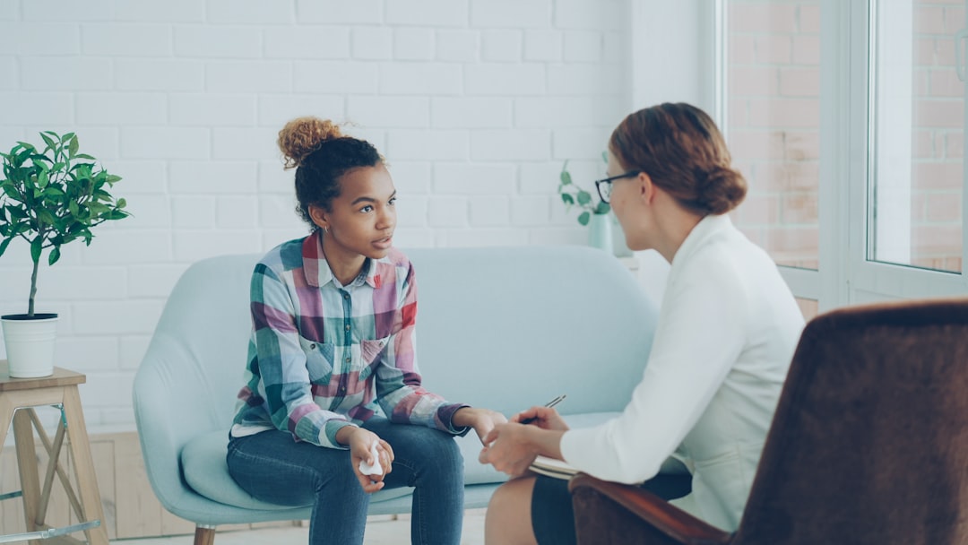terapeuta infantil bilingüe - Madre y padre consultando con un especialista en psicología infantil.