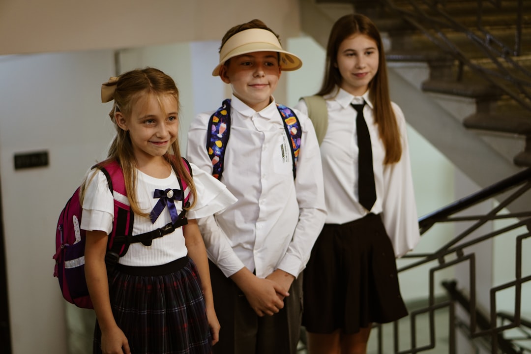 qué colegio es mejor en sotogrande para mi hijo - Niños trabajando con materiales Montessori en un aula preparada