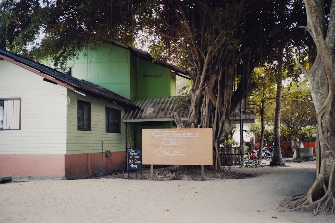 escuela internacional frente a Montessori - Familia visitando un colegio en Sotogrande
