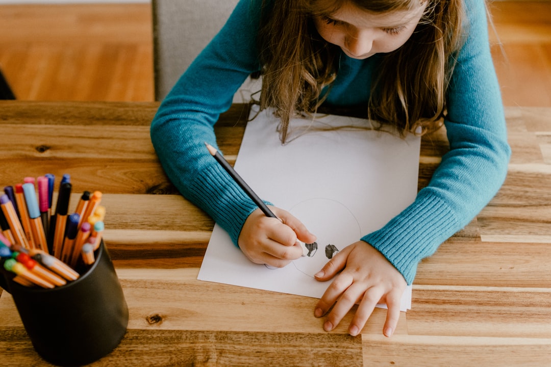 talleres de arte Montessori para niños en Estepona - Materiales artísticos Montessori: acuarelas, ceras y pinceles de calidad