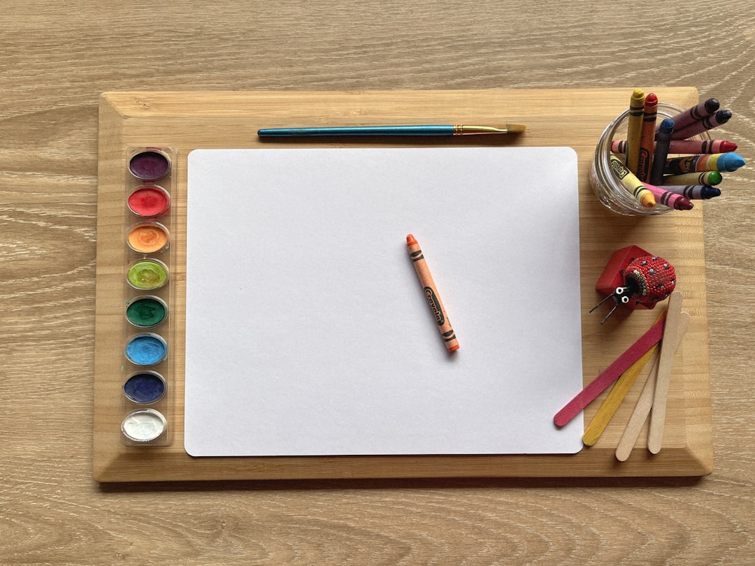 talleres creativos Montessori - Rincón de arte accesible con materiales reales para niños