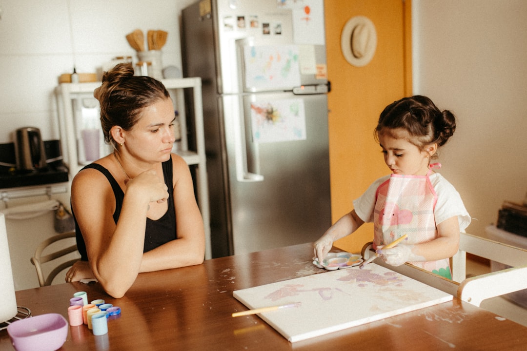 arte infantil Montessori - Madre e hijo descubriendo el arte en un entorno Montessori