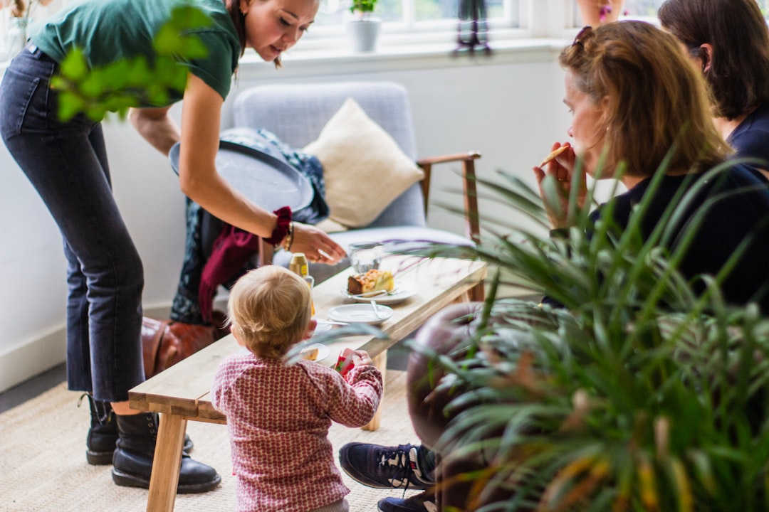 Padres aplicando el método Montessori en casa