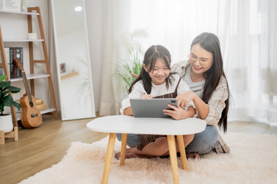 talleres montessori para padres en estepona - Madre y hijo realizando una actividad Montessori