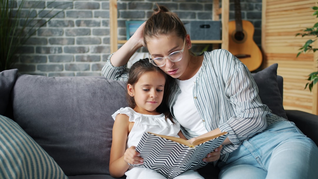 formación montessori para madres y padres - Familia practicando la observación Montessori