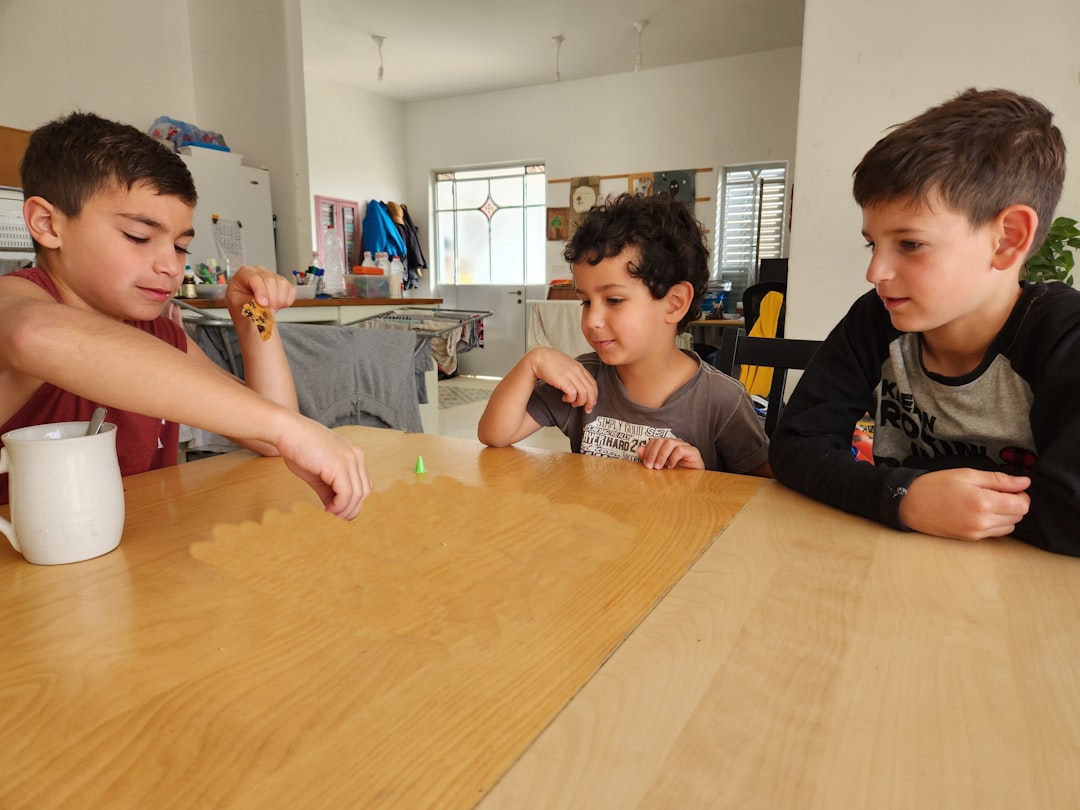 Padres aprendiendo en un taller Montessori