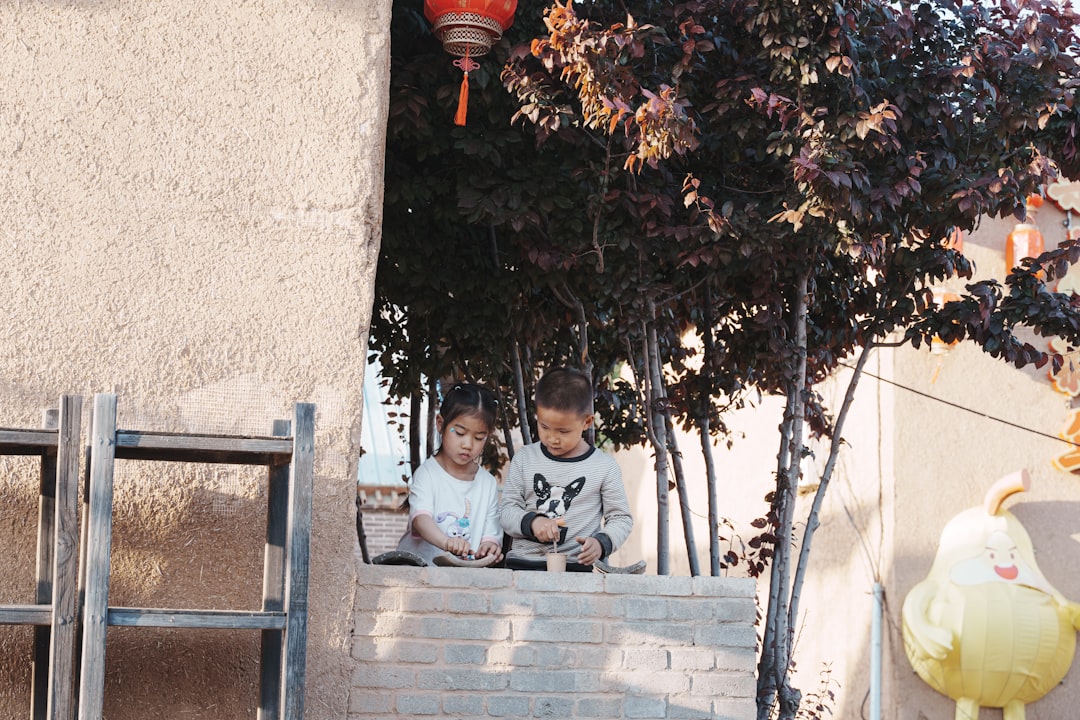 formación para padres Montessori - Familia compartiendo un momento de aprendizaje al aire libre