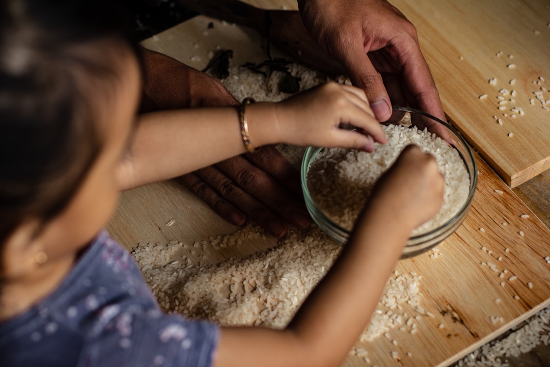talleres de crianza Montessori - Materiales Montessori de madera en un aula