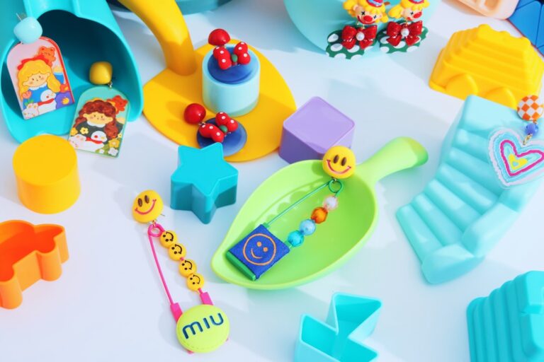 Materiales Montessori organizados en una estantería baja, accesibles para el niño.