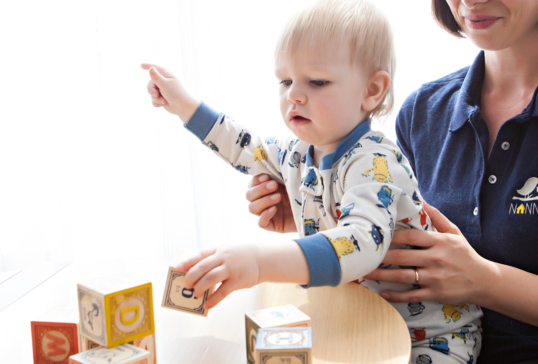 tiendas de juguetes montessori en marbella - Un niño concentra su atención en un juego de apilar madera, un clásico Montessori.