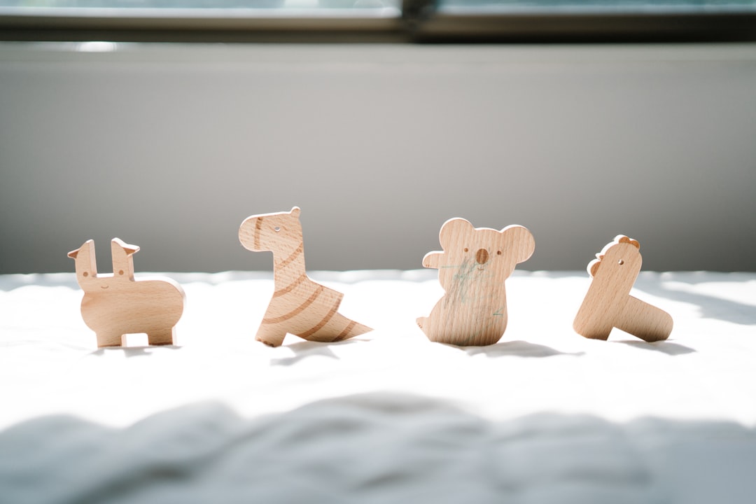 tiendas de juguetes montessori en marbella - Juguetes de madera natural: simplicidad y propósito en el juego infantil.