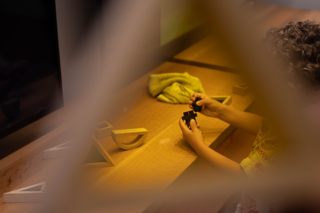 comprar juguetes Montessori en Marbella - Detalle de manos de un niño manipulando objetos de madera, desarrollando la coordinación.