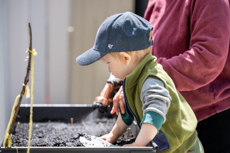 Una guía Montessori presenta un material a un niño en un ambiente preparado
