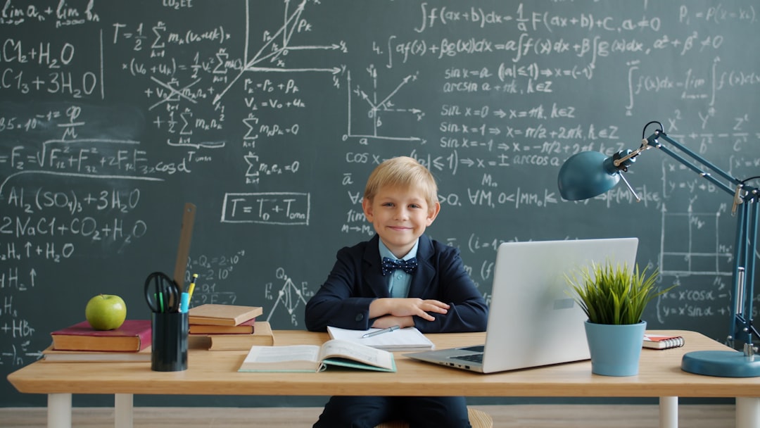 vivir en sabinillas con niños colegios cercanos - Aulas luminosas con materiales Montessori auténticos, donde cada niño trabaja a su ritmo.