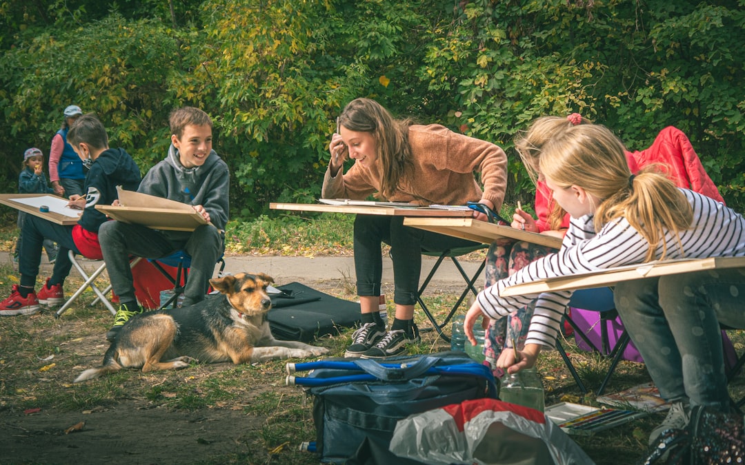 Colegio Montessori en San Roque - Niños aprendiendo al aire libre en un colegio bilingüe