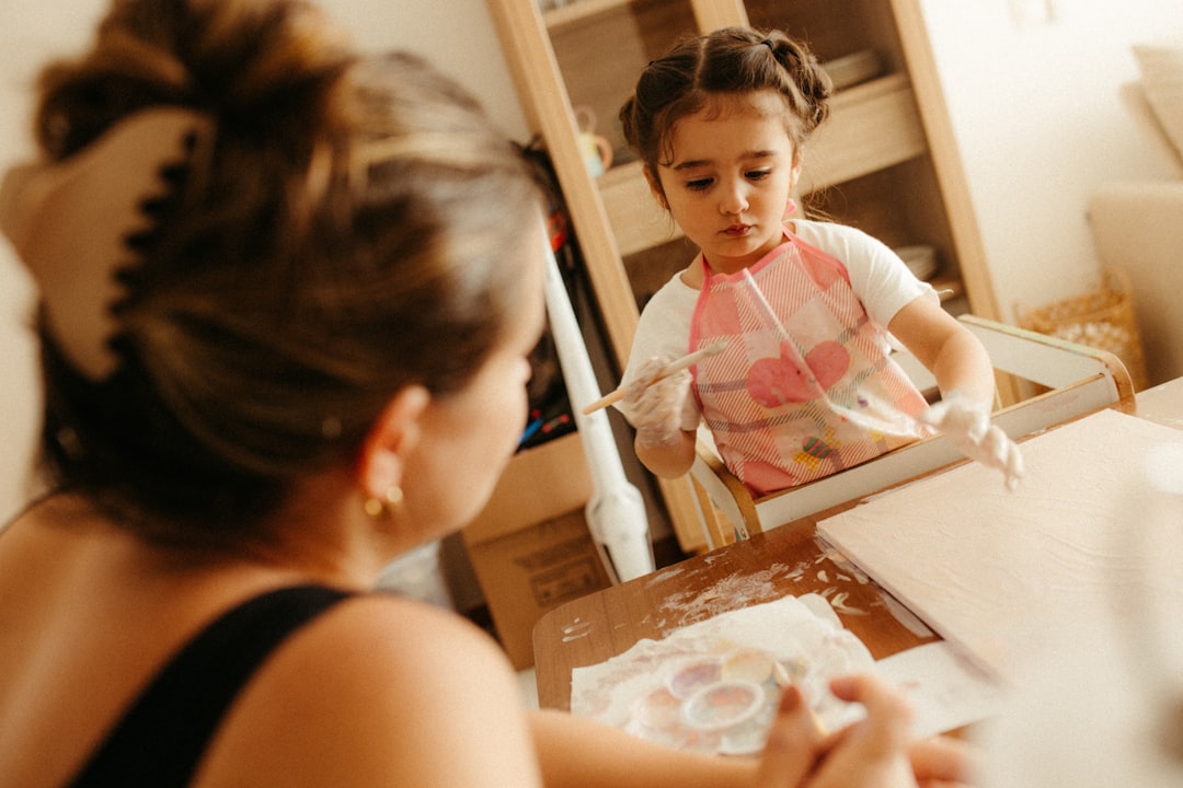 centro Montessori de calidad en San Roque - Una guía Montessori observa el trabajo de un alumno sin interrumpir su concentración.