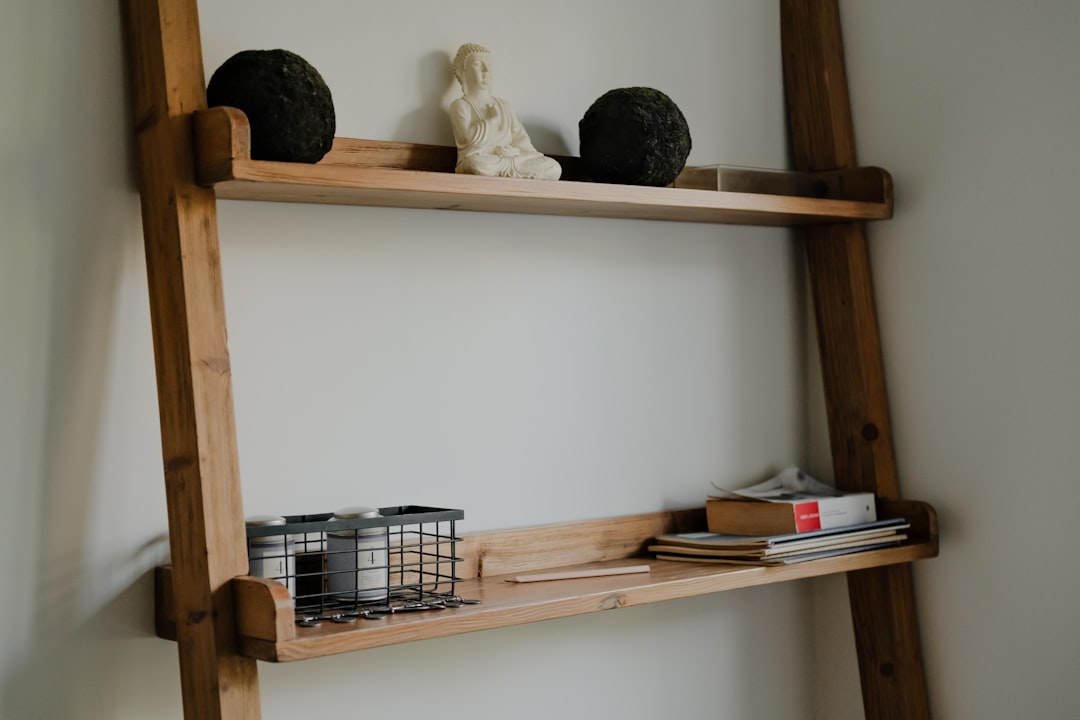 escuela Montessori en Estepona - Estantes de madera con materiales sensoriales Montessori organizados