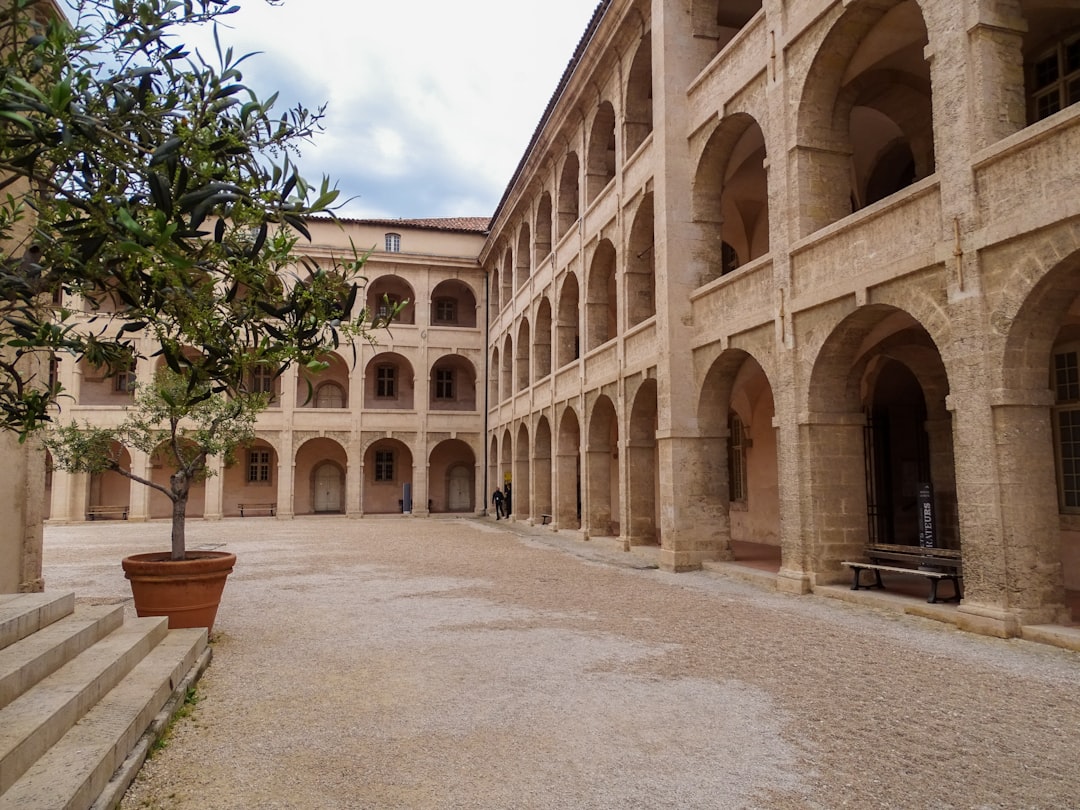 colegio Montessori cerca de Estepona - Edificio escolar con arquitectura mediterránea rodeado de naturaleza