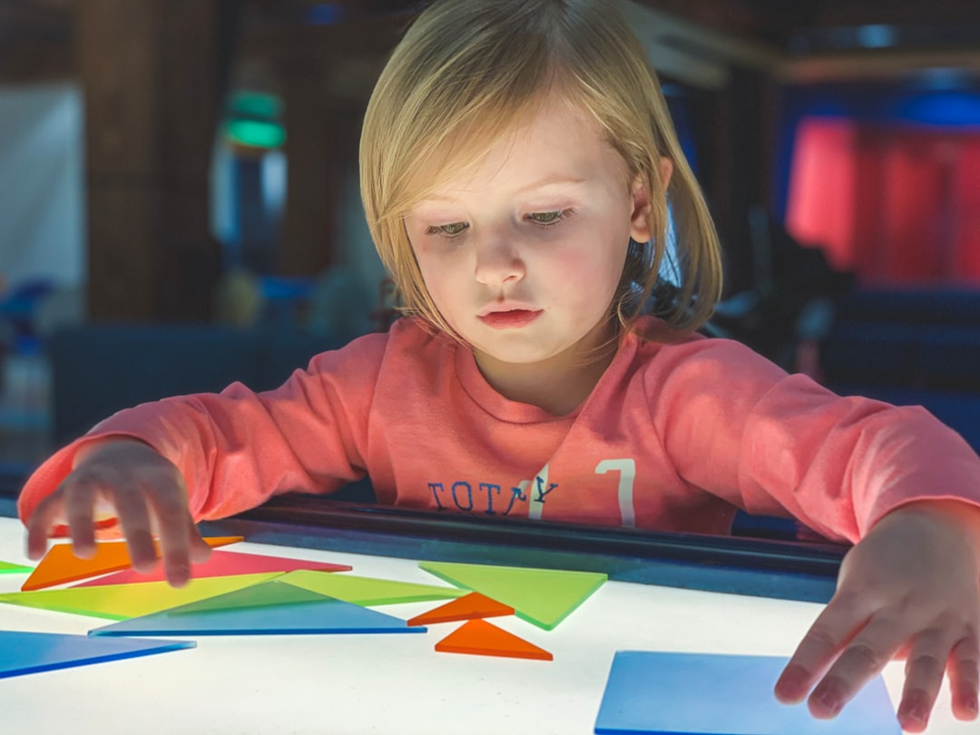 Colegio Montessori en Estepona precio - Niño explorando materiales Montessori en un ambiente preparado