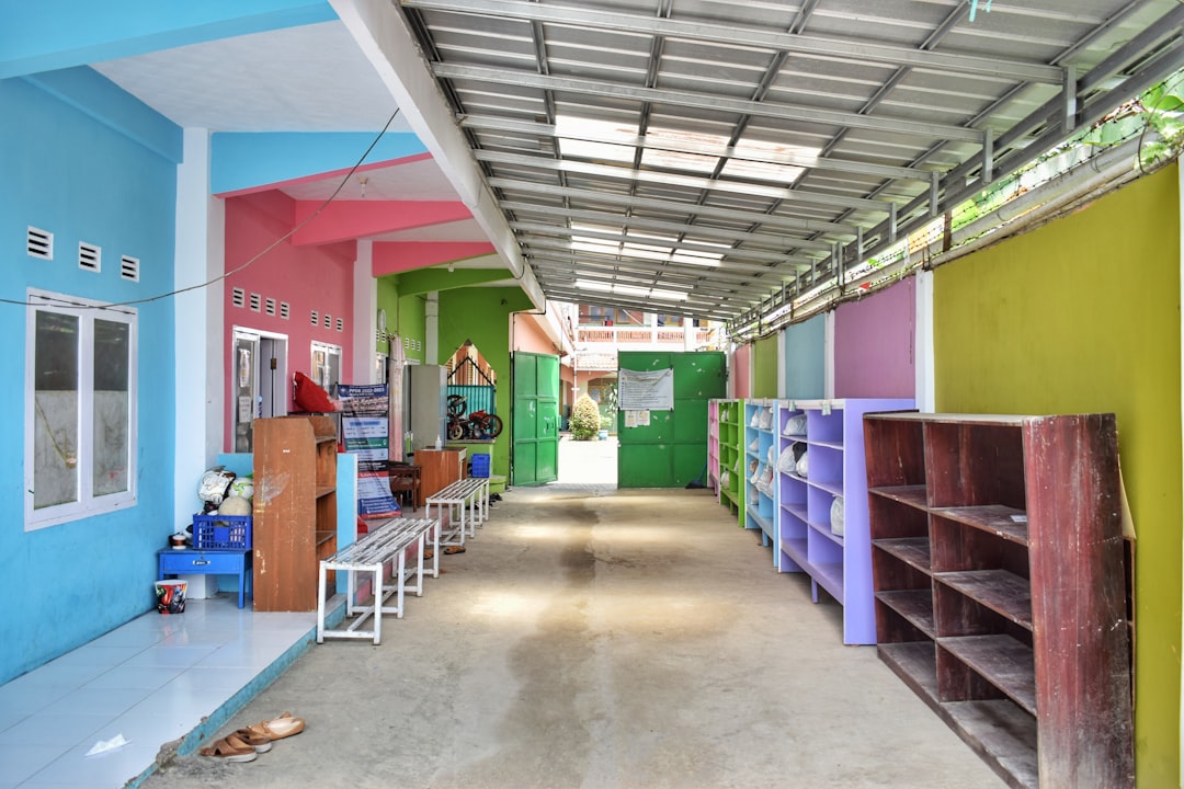 Colegio Montessori en Manilva - Un niño en el camino al colegio, parte de la rutina diaria de muchas familias