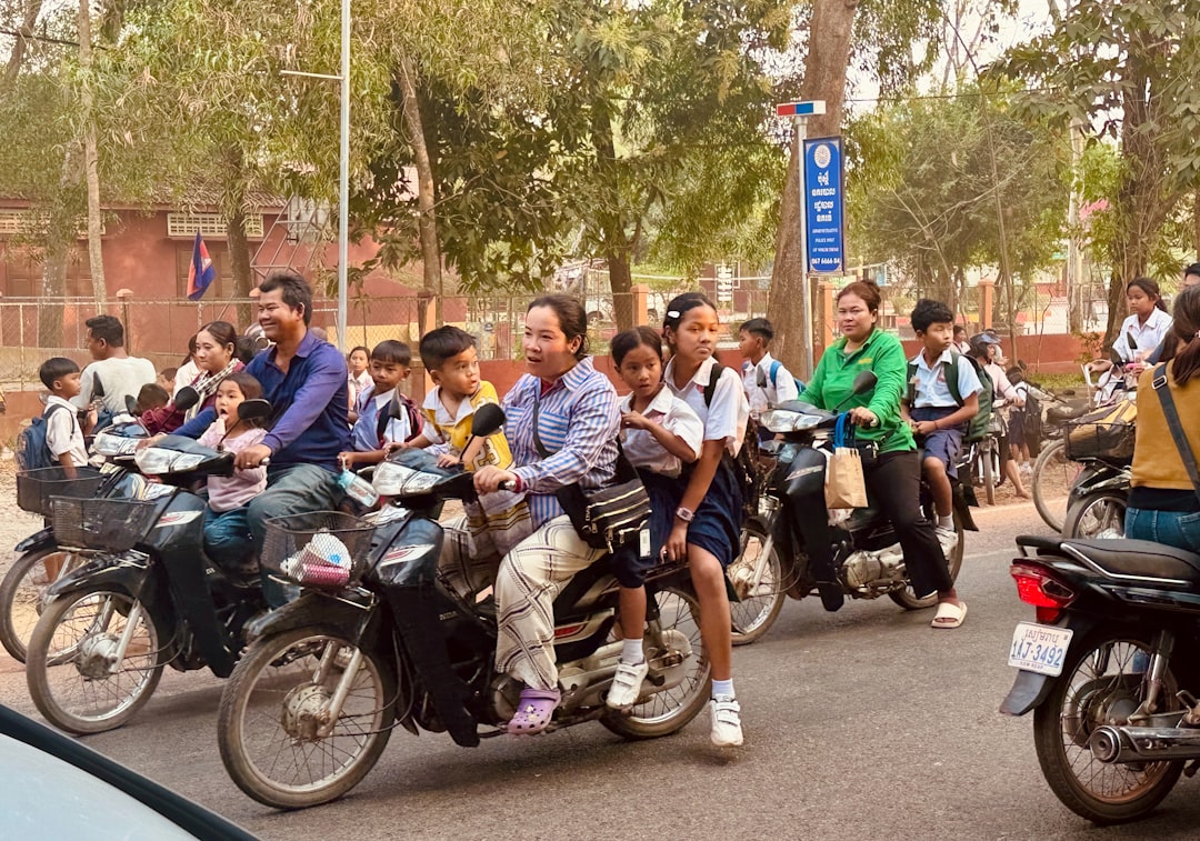 Colegio Montessori en Manilva precio - Familia en el trayecto matutino hacia el colegio