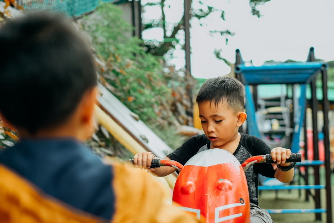 Colegio Montessori en Manilva precio - Niños aprendiendo en un ambiente bilingüe Montessori
