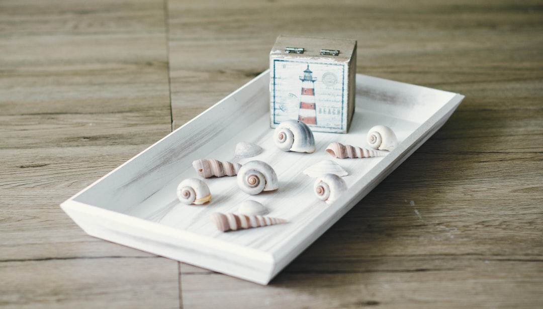 Colegio Montessori en Sabinillas - Materiales sensoriales Montessori como la torre rosa, fundamentales en Casa de Niños.
