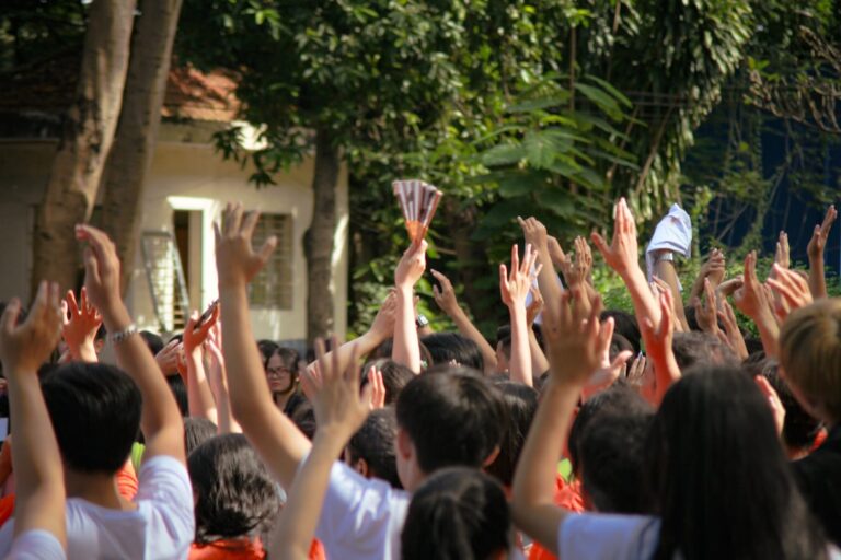 Niños trabajando con materiales Montessori en un aula preparada.
