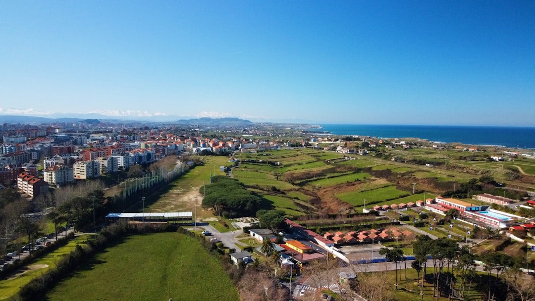 Mejor colegio Montessori en Sabinillas - Vista de las instalaciones de un colegio en un entorno privilegiado.