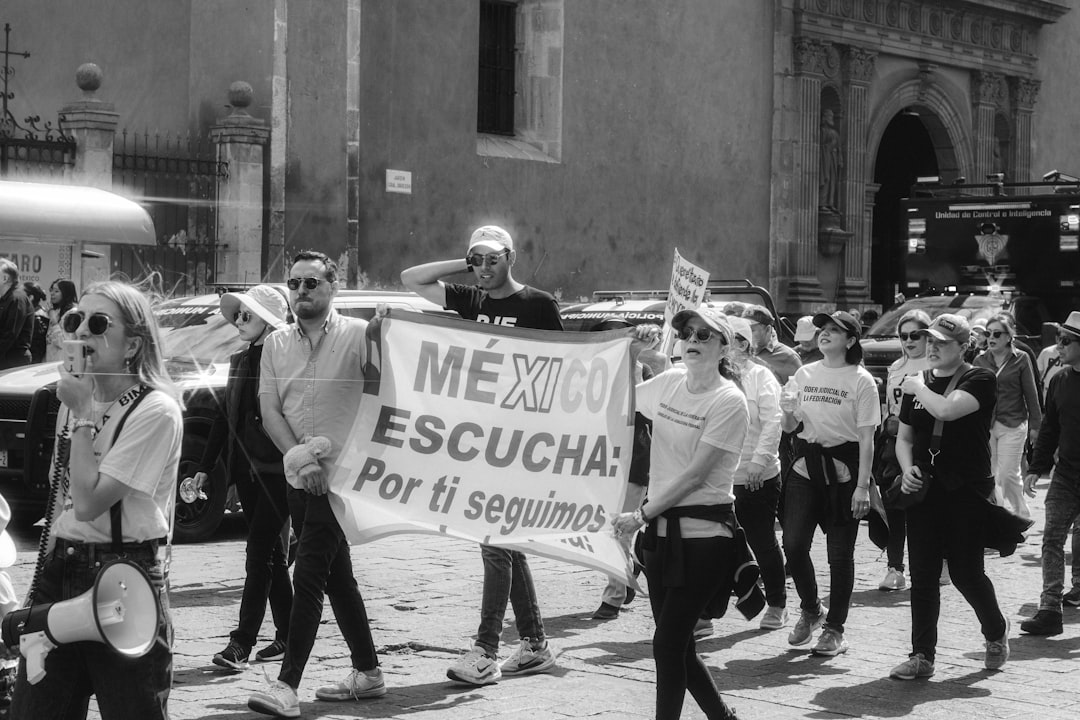 escuela Montessori cerca de Sabinillas - Una familia durante una visita a un colegio.
