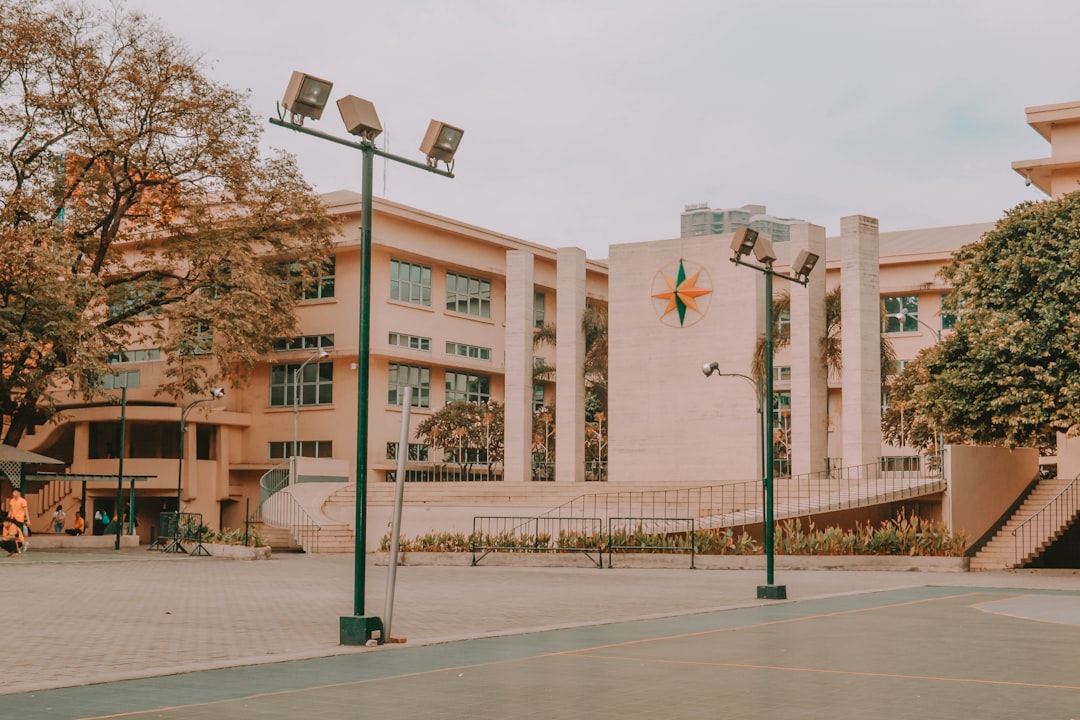 Colegio Montessori en Sabinillas precio - Familias durante una visita al colegio