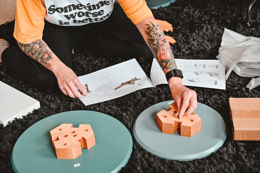 Colegio Montessori en Casares - Niño trabajando con materiales sensoriales Montessori