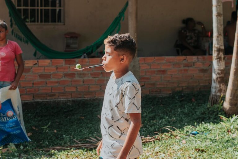 Aula Montessori con niños trabajando con materiales auténticos