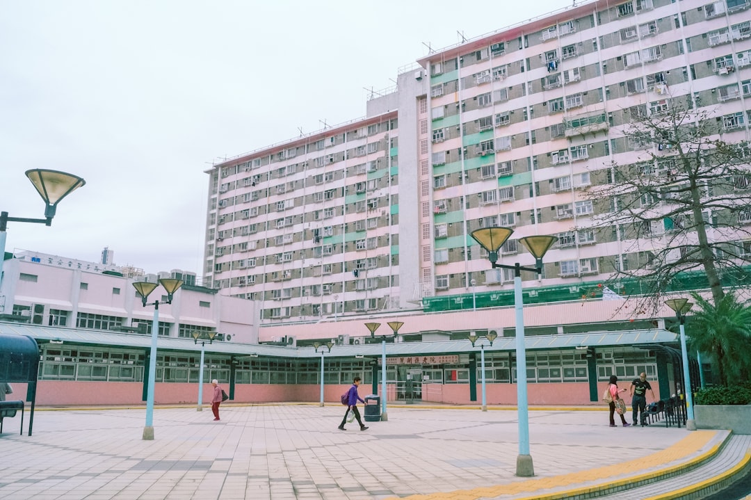 colegio Montessori cerca de Casares - Padres visitando las instalaciones de un colegio internacional