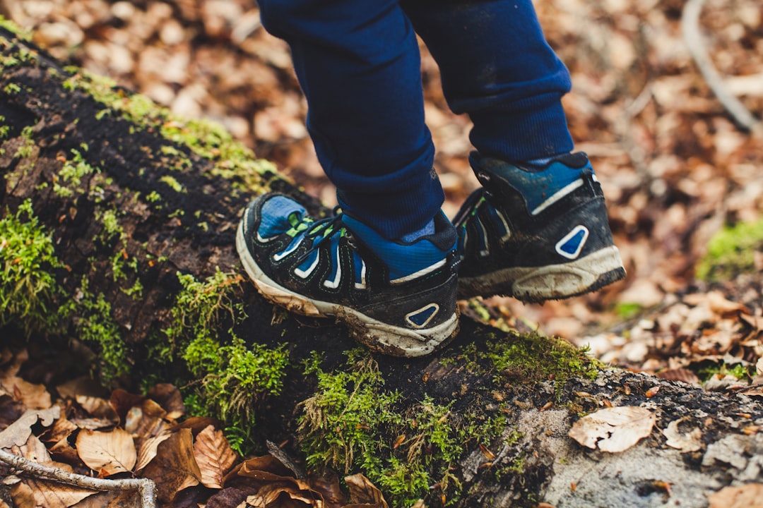 centro Montessori en Algeciras - Desarrollo integral: un niño explorando la naturaleza con curiosidad y confianza.