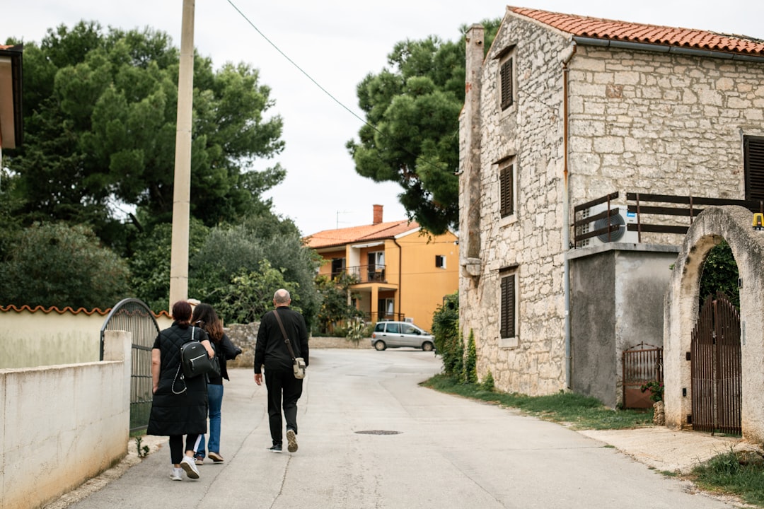 escuela Montessori cerca de Algeciras - Familia llegando al colegio por la mañana en Sotogrande.