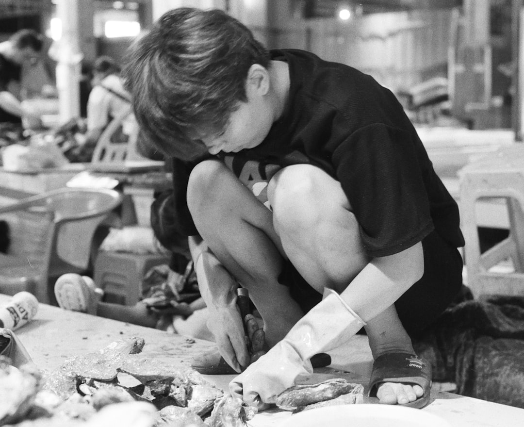 Colegio Montessori en Algeciras precio - Niño explorando materiales sensoriales Montessori para desarrollar su percepción