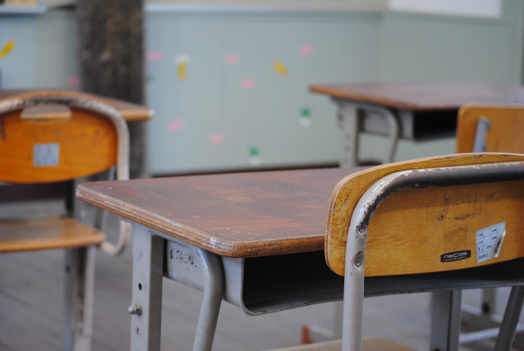 Colegio Montessori en Algeciras precio - Aula bilingüe en un colegio internacional con carteles en español e inglés