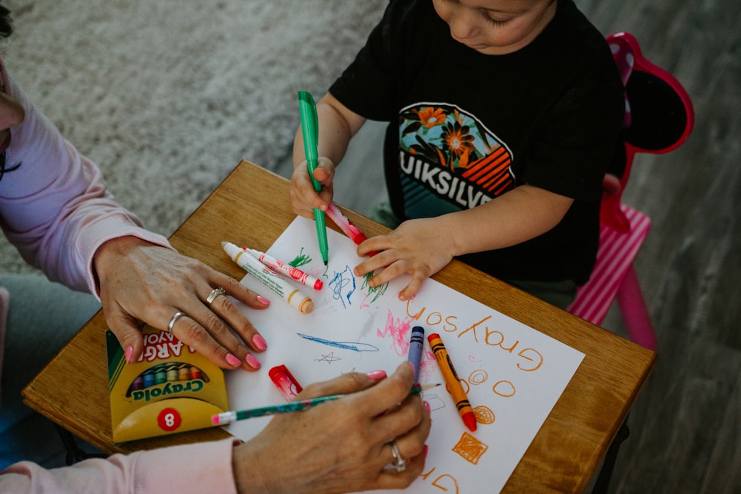 escuela Montessori en la zona de Algeciras - Guía Montessori acompañando a un niño en el descubrimiento del lenguaje