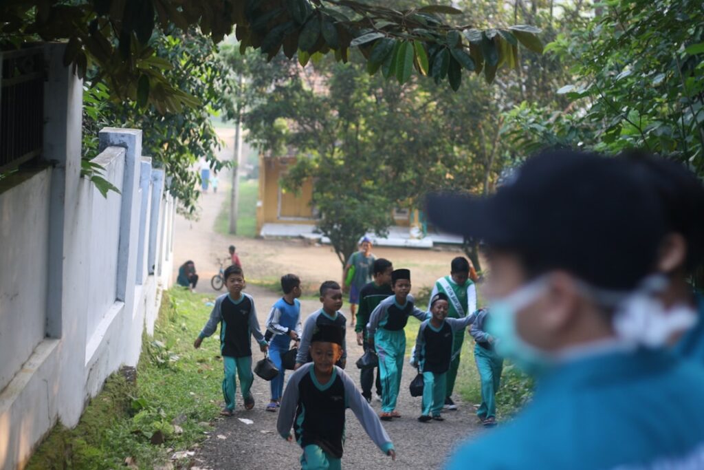 Niños trabajando con materiales Montessori en un ambiente preparado Niños trabajando con materiales Montessori en un ambiente preparado
